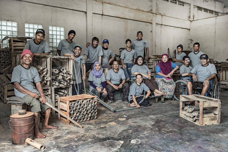 Altavoz Para Móviles De Bambú Blanco Pintado Floral - Imagen 6